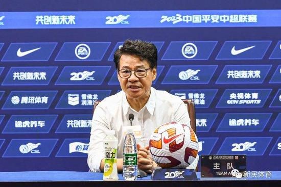 而这些美轮美奂甚至可称工艺品的周边，正是电影《天空之城》专门邀请知名设计师何越，融匠心与童趣精心制作，仅为回馈热爱宫崎骏和吉卜力工作室作品的观众所用